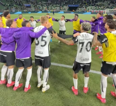 Jogadores do Corinthians ofendem Palmeiras após classificação: 'Tomar no c*'