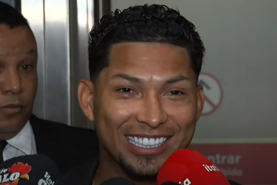 Reforço do Atlético, Rony exalta torcida em chegada a BH e faz promessa