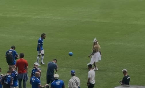 Gabigol oficializa namoro com irmã de Neymar, e casal joga bola no Mineirão