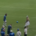 Gabigol oficializa namoro com irmã de Neymar, e casal joga bola no Mineirão