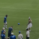 Gabigol oficializa namoro com irmã de Neymar, e casal joga bola no Mineirão