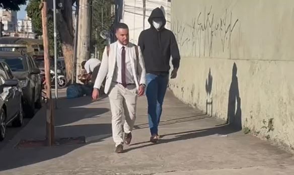 Jogador de futebol suspeito de participar de estupro coletivo de adolescente se entrega em BH