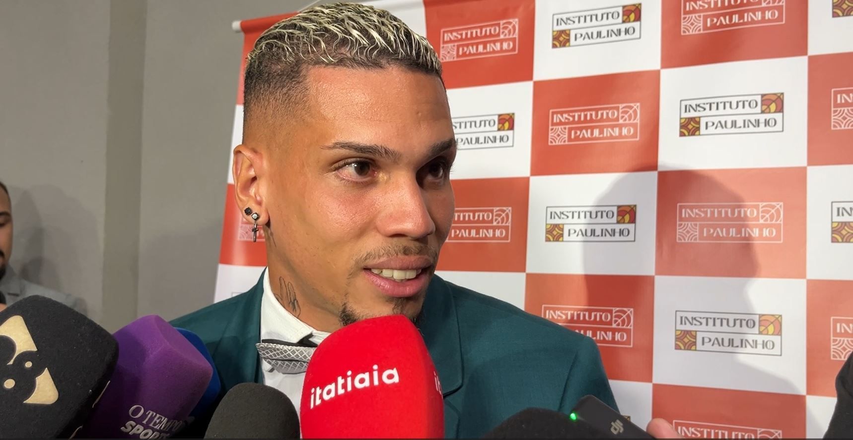Paulinho responde sobre futuro no Atlético em lançamento de instituto