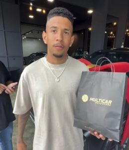 Savinho, atacante do Manchester City-ING, comprou BMW durante férias no Brasil