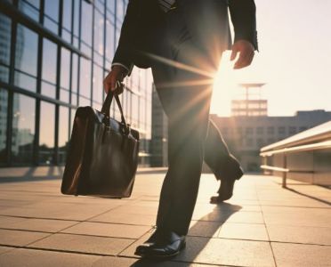 profissional e elegante indo trabalhar