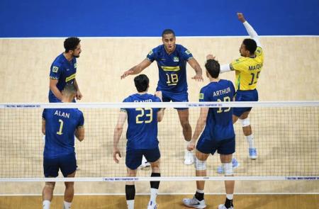 Jogadores do Brasil comemoram ponto diante da República Tcheca