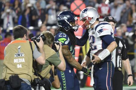 Richard Sherman, dos Seahawks, cumprimenta Tom Brady, dos Patriots, após o final da partida