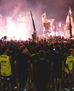 Jogadores do Atlético durante festa da torcida na frente da Cidade do Galo nesta terça-feira (26)