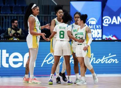 Jogadoras do Brasil comemoram ponto marcado em jogo diante do Canadá