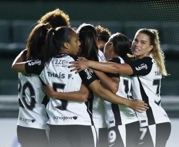Jogadoras do Corinthians comemoram gol marcado diante do Santa Fe