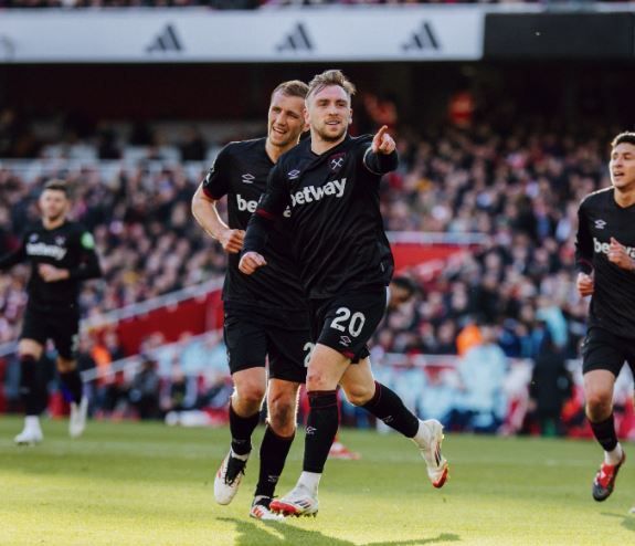 West Ham surpreende, vence Arsenal e favorece o líder Liverpool