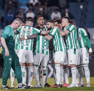 Jogadores do Juventude antes do jogo contra o Red Bull Bragantino
