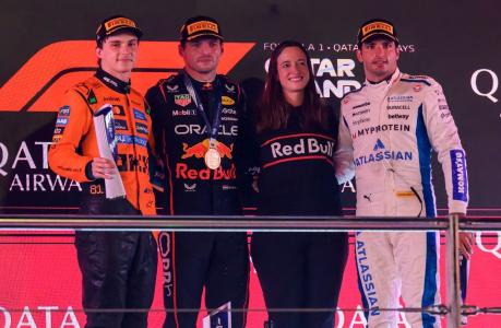 Oscar Piastri (McLaren), Max Verstappen (RBR), Hannah Schmitz e Carlos Sainz (Williams) durante premiação no Catar