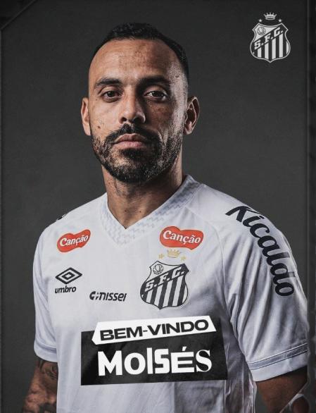 Moises, atacante do Santos, foi anunciado oficialmente nesta quarta-feira (11)