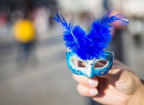 Deixou o Carnaval para a última hora? Veja cinco dicas para economizar na viagem