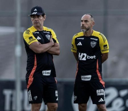 Cristiano Nunes e Ricardo Seguins durante treinamento do Atlético na Cidade do Galo