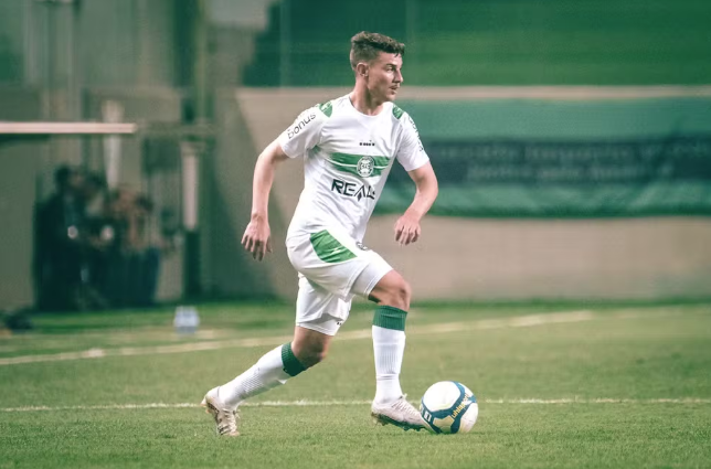 A pedido de Cuca, Atlético encaminha contratação do lateral Natanael, do Coritiba