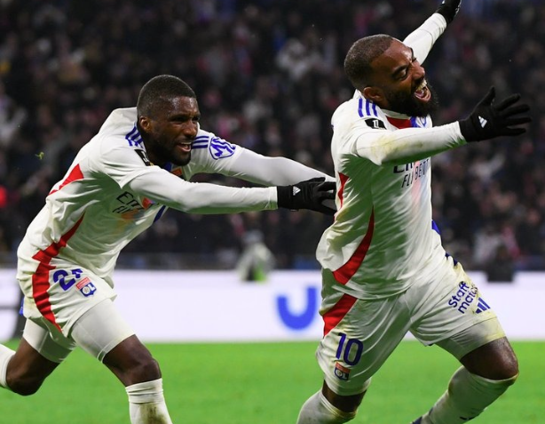 Lyon conta com gol contra no fim e bate Montpellier pelo Francês