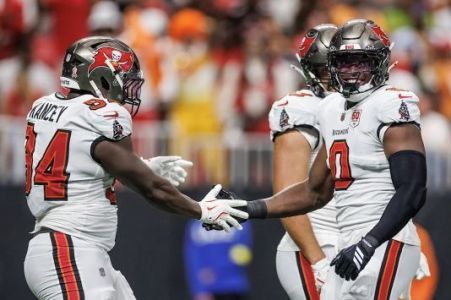 Jogadores do Tampa Bay Buccaneers comemoram pontuação em jogo da semana 1 da NFL