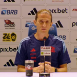 Filipe Luís, do Flamengo, dispara contra gramados sintéticos: 'O futebol é dos jogadores'