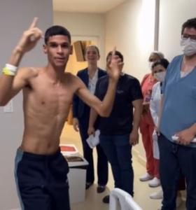 Iran Ferreira, o Luva de Pedreiro, comemora a notícia de alta do hospital