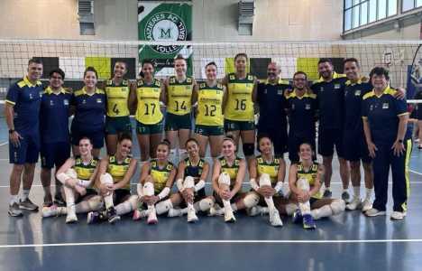 Seleção feminina sub-19 no Centro de Treinamento europeu do voleibol brasileiro na França