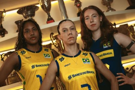 Jogadoras da Seleção Feminina de Vôlei exibem novo uniforme do Brasil