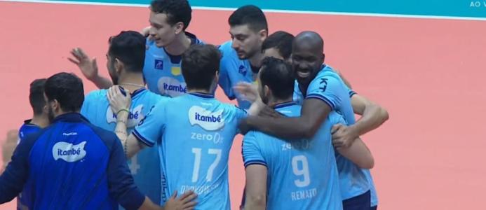 Jogadores do Minas comemoram vitória diante do JF Vôlei nesta quarta-feira (3)