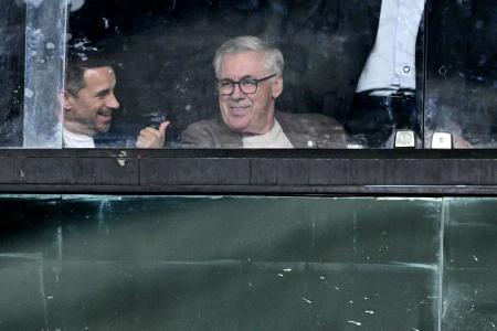 Rodrigo Caetano e Carlo Ancelotti durante jogo do Botafogo pela Libertadores