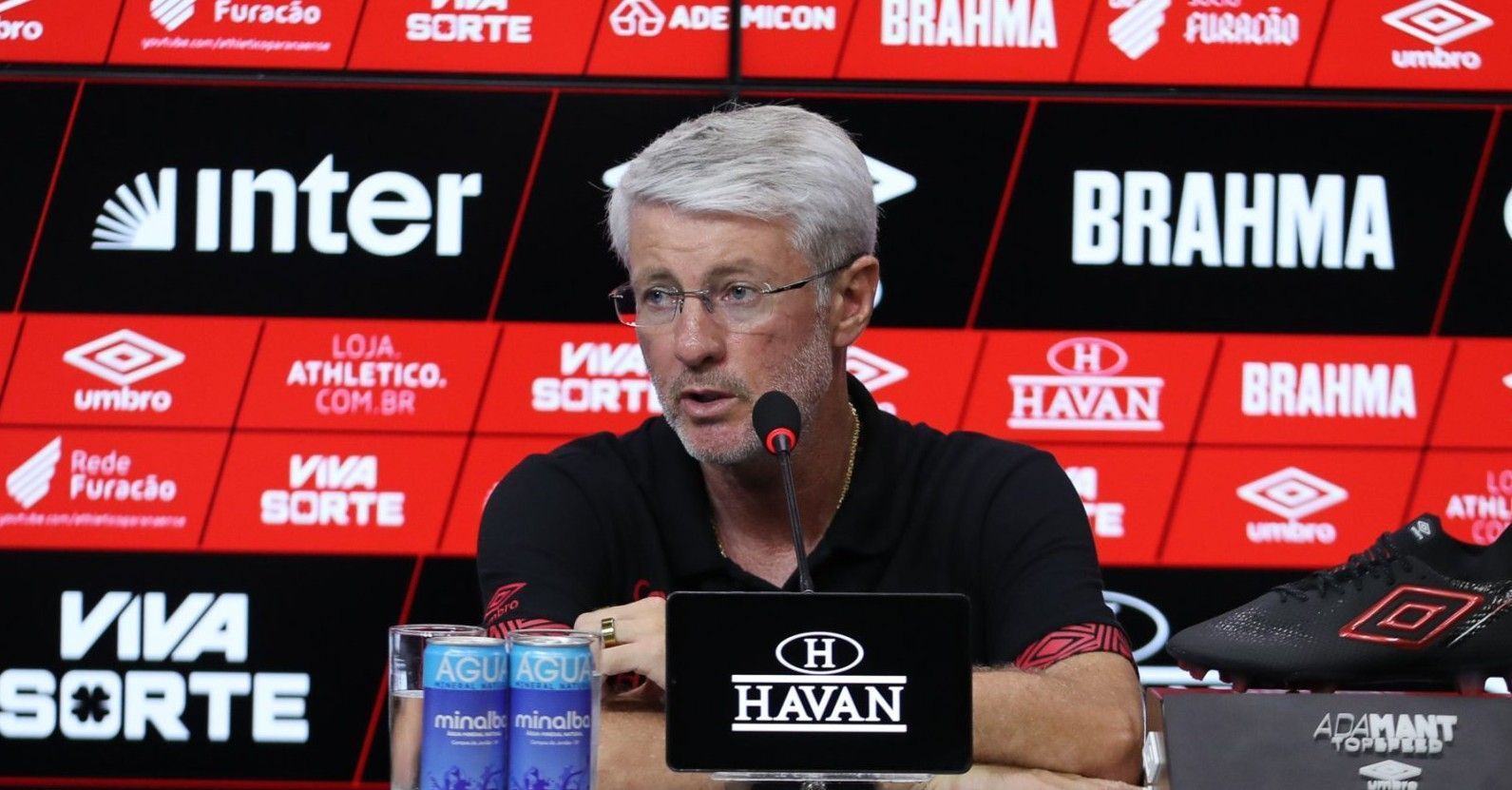 Odair Hellmann abre o jogo sobre reforços no Athletico-PR e cita jovens em ascensão