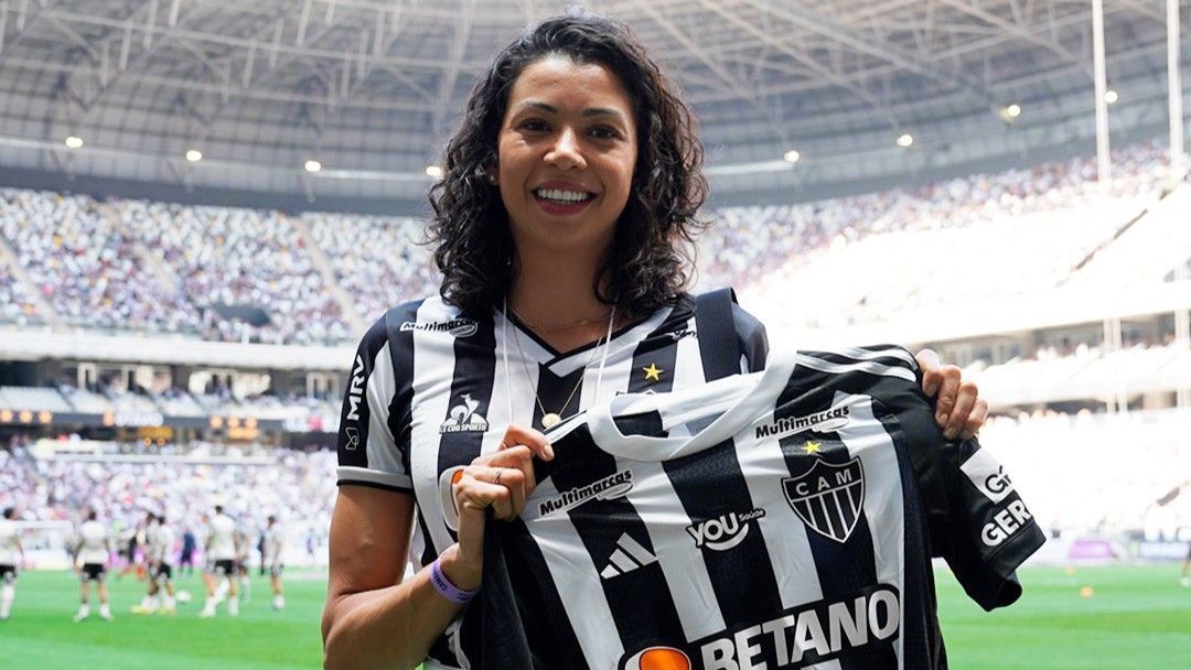 Torcedora do Atlético, medalhista olímpica assiste a jogo na Arena MRV e é homenageada