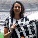Torcedora do Atlético, medalhista olímpica assiste a jogo na Arena MRV e é homenageada