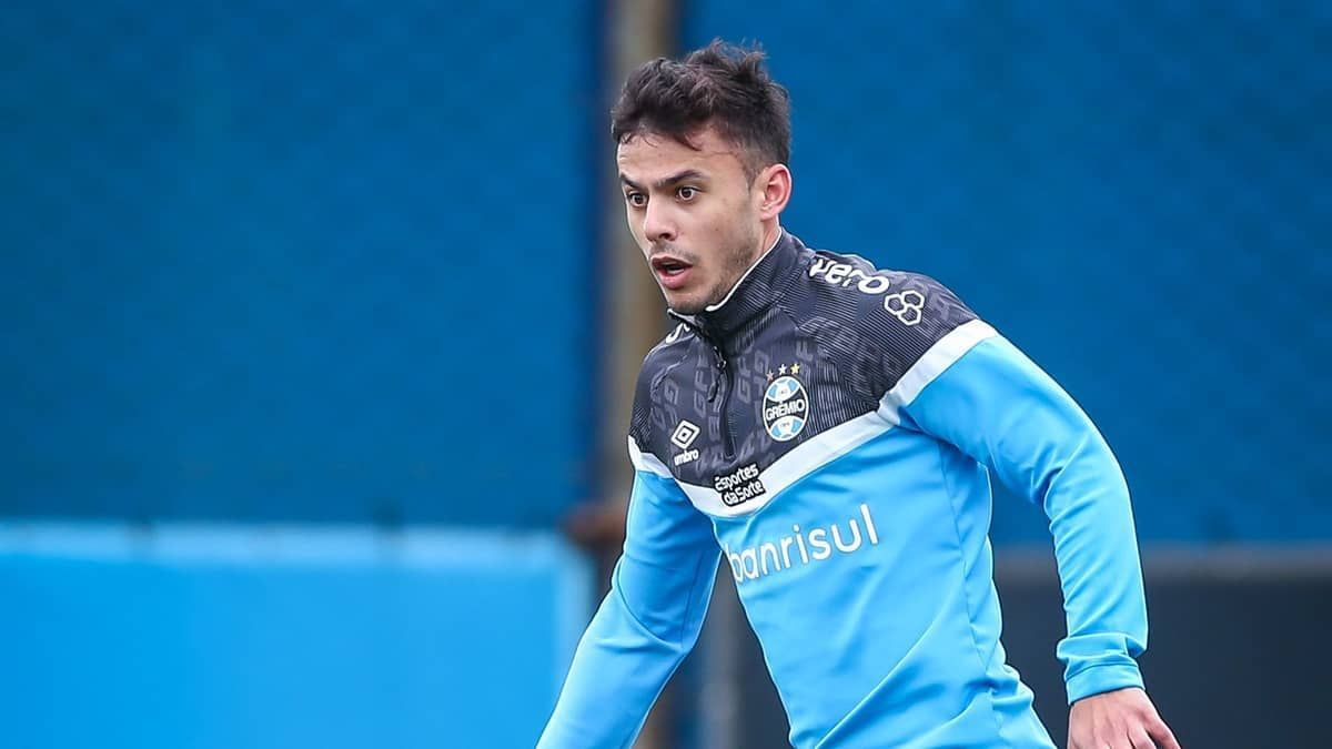 Carballo, volante do Grêmio, passa por cirurgia no púbis