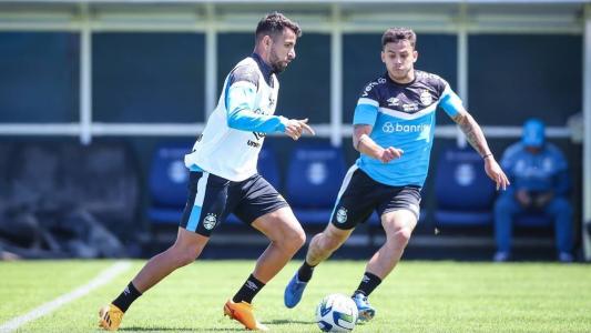 Carballo (sem colete) deve retornar à titularidade para enfrentar o Fortaleza