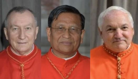 três cardeais com roupas vermelhas