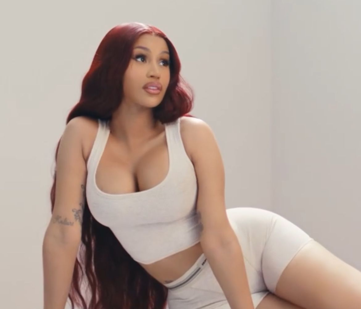 Cardi B divulga foto do parto de sua terceira filha com o rapper Offset; veja