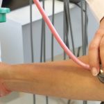 Mulheres têm menos chances de receber massagem cardíaca, aponta estudo