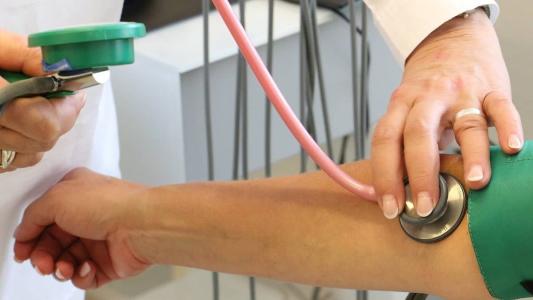 Mulheres recebem menos massagem porque testemunhas têm vergonha de tocar no peito de uma mulher sem o consentimento da mesma
