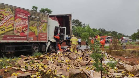 Carga de achocolatado se espalhou no canteiro da rodovia