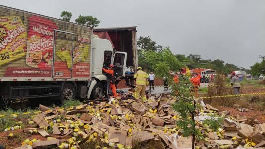 Carga de achocolatado se espalhou no canteiro da rodovia