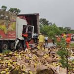Caminhão de pasta de amendoim bate em carreta de achocolatado no interior de Minas