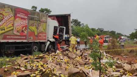 Carga de achocolatado se espalhou no canteiro da rodovia