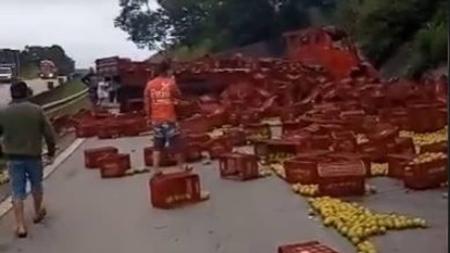 Carga de laranja ficou espalhada na rodovia Fernão Dias, no sentido Belo Horizonte