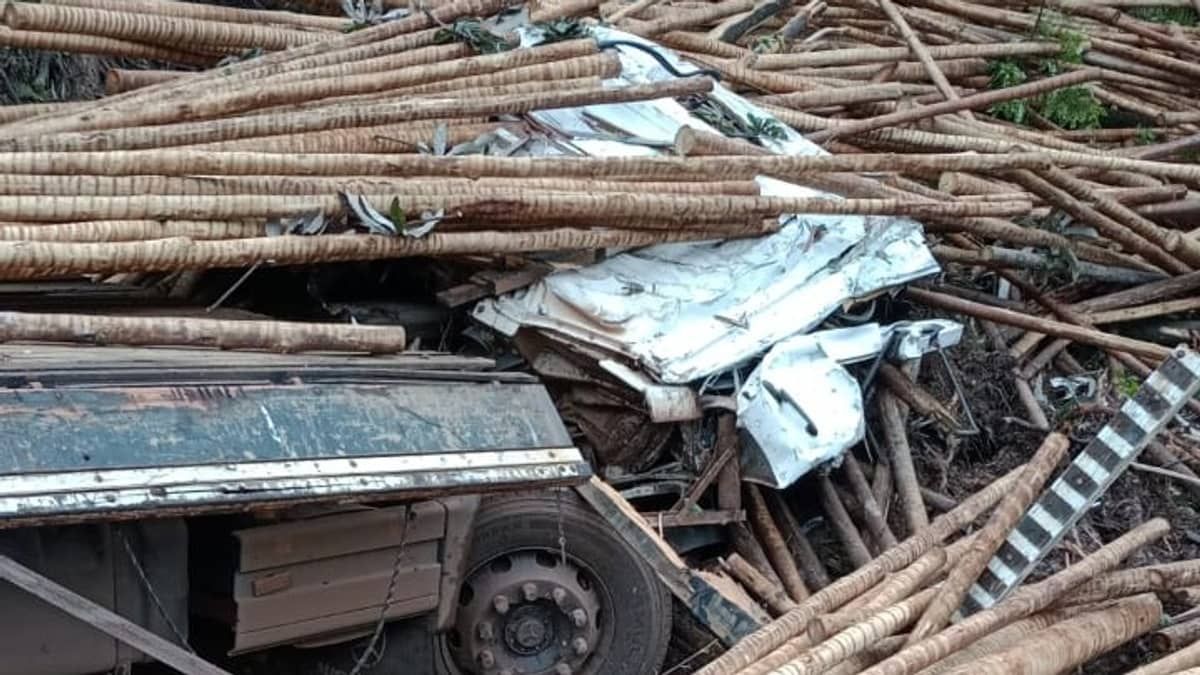 Acidente entre carreta, carro e caminhão interdita parcialmente BR-040 em Itabirito; veja  