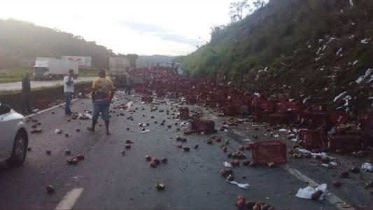 Carga de manga ficou despejada na pista