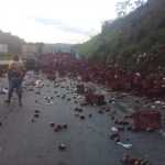 Acidente com carreta fecha BR-040, em Esmeraldas, na Grande BH