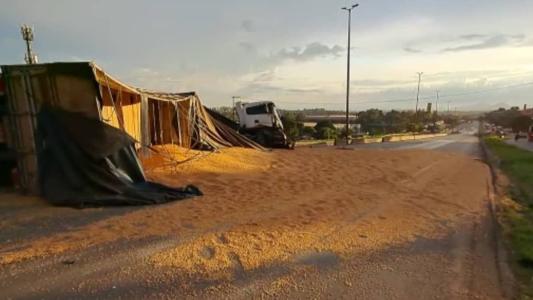 Carga de milho ficou espalhada pela pista do Anel Rodoviário