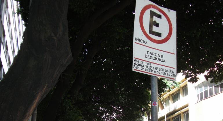Mais de 30 mil motoristas são multados por carga e descarga irregular na capital