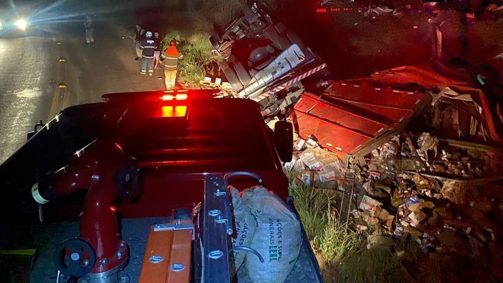Caminhão com carga de  14 toneladas tomba e deixa motorista ferido na LMG-367, em MG 