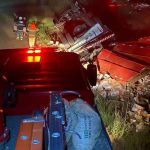 Caminhão com carga de  14 toneladas tomba e deixa motorista ferido na LMG-367, em MG 